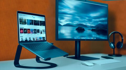 Comparativa de los 5 mejores soportes portátiles para laptops en 2024, destacando su ergonomía y adaptabilidad.