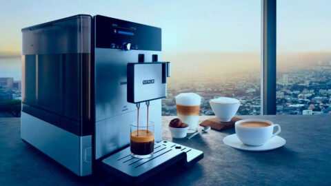 Máquina de café automática de alta gama en cocina moderna