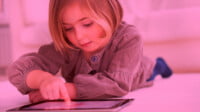 Colección de 7 accesorios esenciales para tablet táctil, incluyendo fundas, teclados y más.
