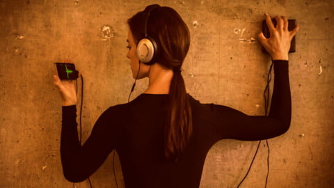Auriculares con micrófono frente a auriculares sin micrófono, comparación visual