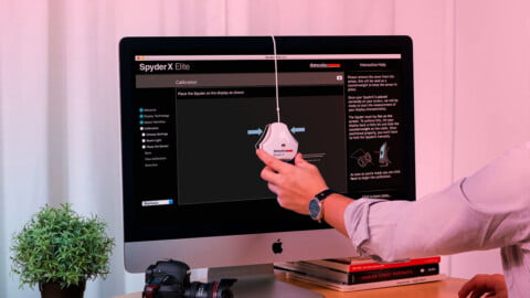 Datacolor SpyderX Pro en acción, mostrando calibración de colores en monitor