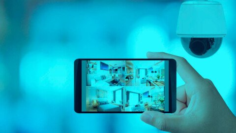 Cámara de seguridad inalámbrica moderna instalada en hogar para vigilancia