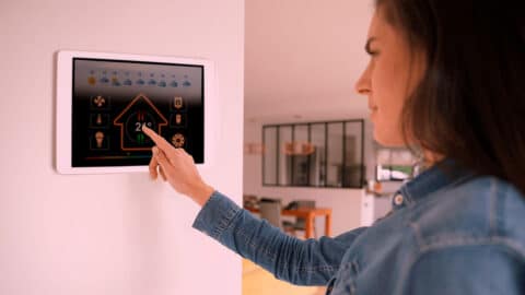 Variedad de Electrodomésticos Inteligentes en Hogar Moderno