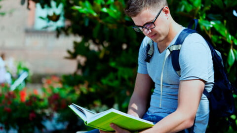 Leyendo libro electrónico gratuito en una tablet