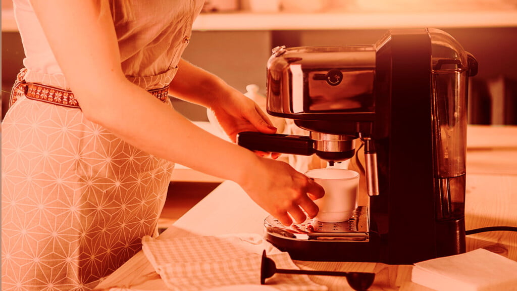 Preparación de un espresso perfecto en máquina de café profesional.
