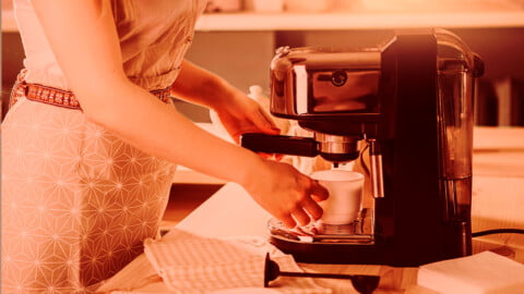 Preparación de un espresso perfecto en máquina de café profesional.