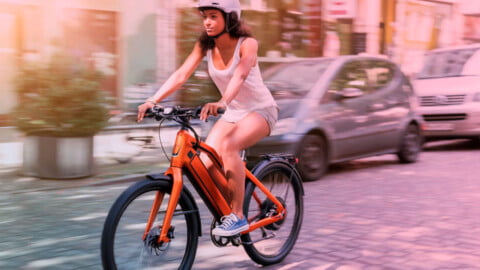 Manejando bicicleta eléctrica en terreno montañoso