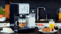 Cafetera automática de calidad siendo limpiada y mantenida