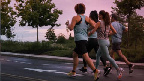 Fitness tracker avanzado en muñeca monitorizando el sueño