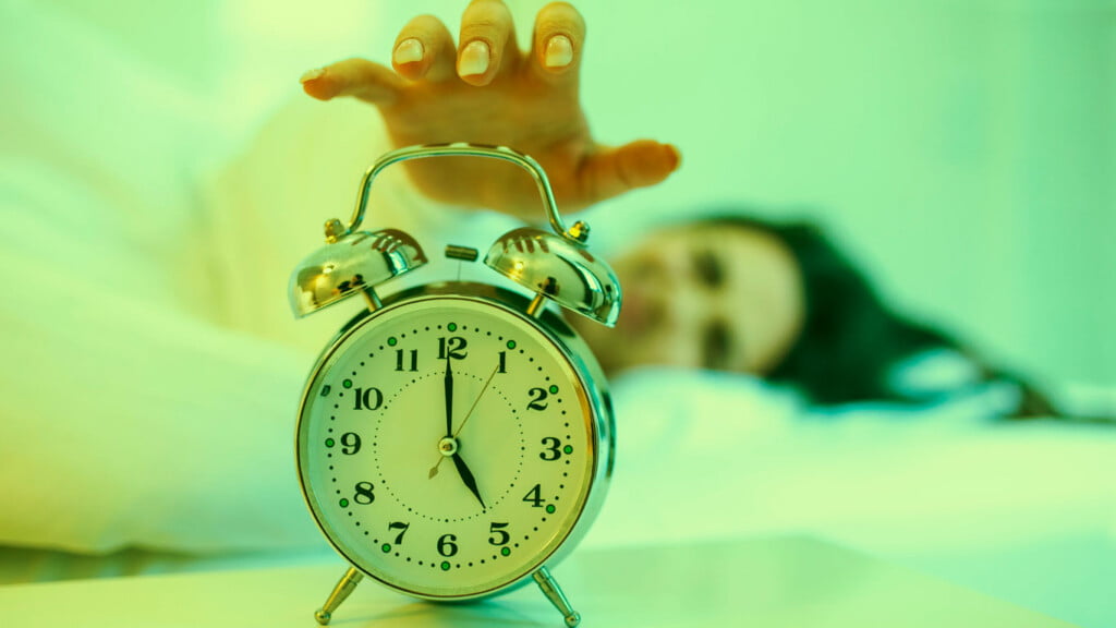 Despertador LITEYPP con proyección y radio digital en un ambiente moderno