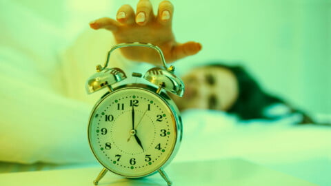 Despertador LITEYPP con proyección y radio digital en un ambiente moderno