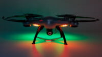 Dron HD con doble cámara WiFi capturando paisajes