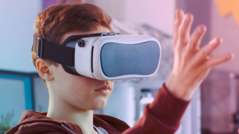 Estudiantes interactuando en una plataforma de aprendizaje virtual