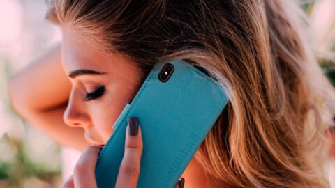 Smartphone líder 2024 con accesorio tecnológico innovador