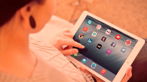 Comparación visual de aplicaciones en tabletas y smartphones mostrando variaciones