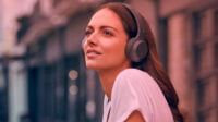 Comparativa de los 5 mejores auriculares inalámbricos de 2024 en una mesa.