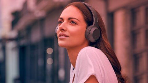 Comparativa de los 5 mejores auriculares inalámbricos de 2024 en una mesa.