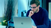 Dell Inspiron 3525 con Ryzen 5, 15.6 pulgadas FHD, abierto en un escritorio.
