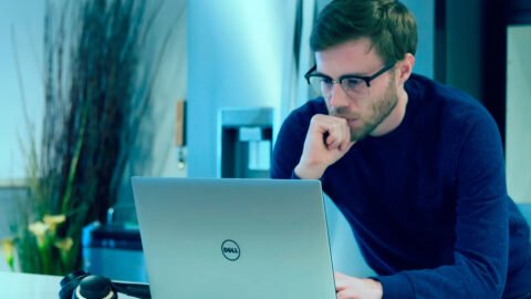 Dell Inspiron 3525 con Ryzen 5, 15.6 pulgadas FHD, abierto en un escritorio.