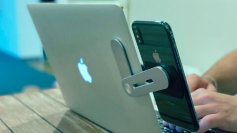 Soporte magnético CloudValley en uso con portátil e iPhone, destacando su diseño minimalista y capacidad de sujeción fuerte.